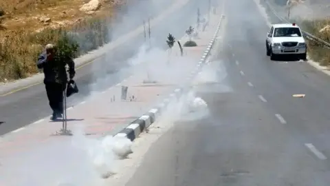 الضفة .. الجيش الإسرائيلي يلقي قنبلة صوت تجاه مصلين داخل مسجد