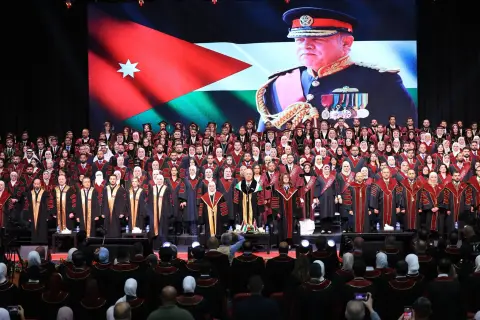 جامعة الشرق الأوسط تخرج مئات الطلبة في فوج النشامى (صور)