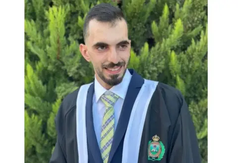 فرحة حاشدة تعانق السماء: "صالح أبو عميرة" ينال الشرف والتميز بتخرجه في الإسعاف الطبي المتخصص