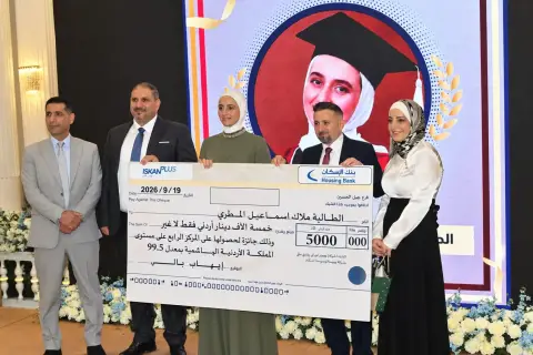 مدارس الحكمة تكرم طلابها الأوائل
