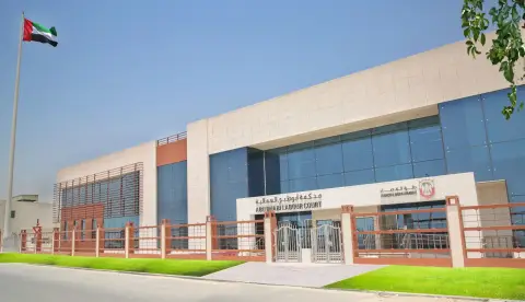 محكمة أبوظبي العمالية تحصّل 7.8 مليون درهم لصالح 948 عاملاً في 3 قضايا جماعية