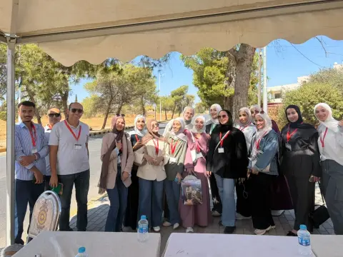 قسم العلاج الطبيعي في جامعة الزيتونة الأردنية يشارك في مبادرة «بصمة خطى» ومسار مادبا الصحي والبيئي والثقافي