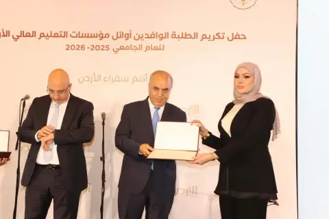 محافظة يكرم طالبة "الشرق الأوسط" تيجان اللهيبي خلال احتفال الطلبة الوافدين "أنتم سفراء الأردن"