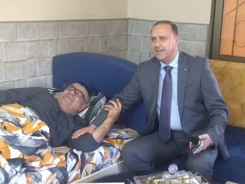 وزير الاتصال الحكومي محمد المومني يزور الصحفي حسن صفيرة للاطمئنان على صحته عقب العملية الجراحية